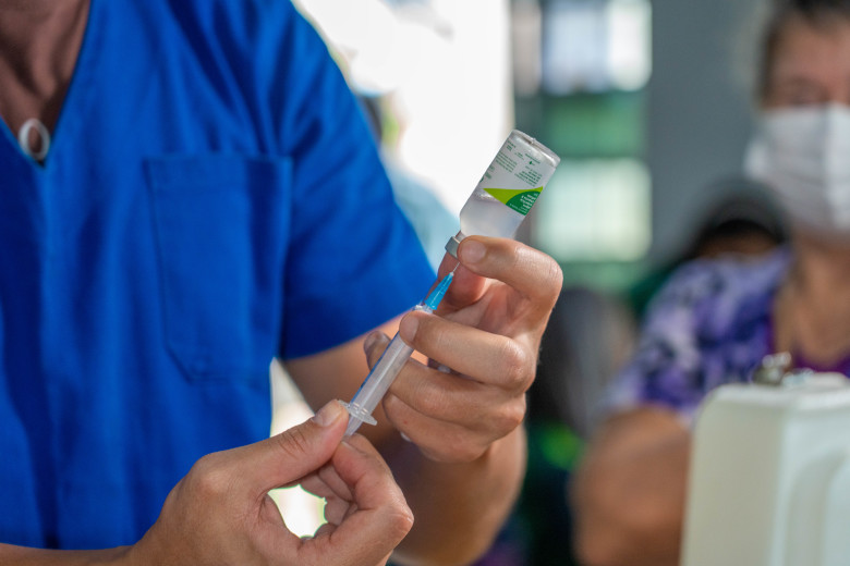 Meningite é uma inflamação das membranas que revestem o cérebro e a medula espinhal