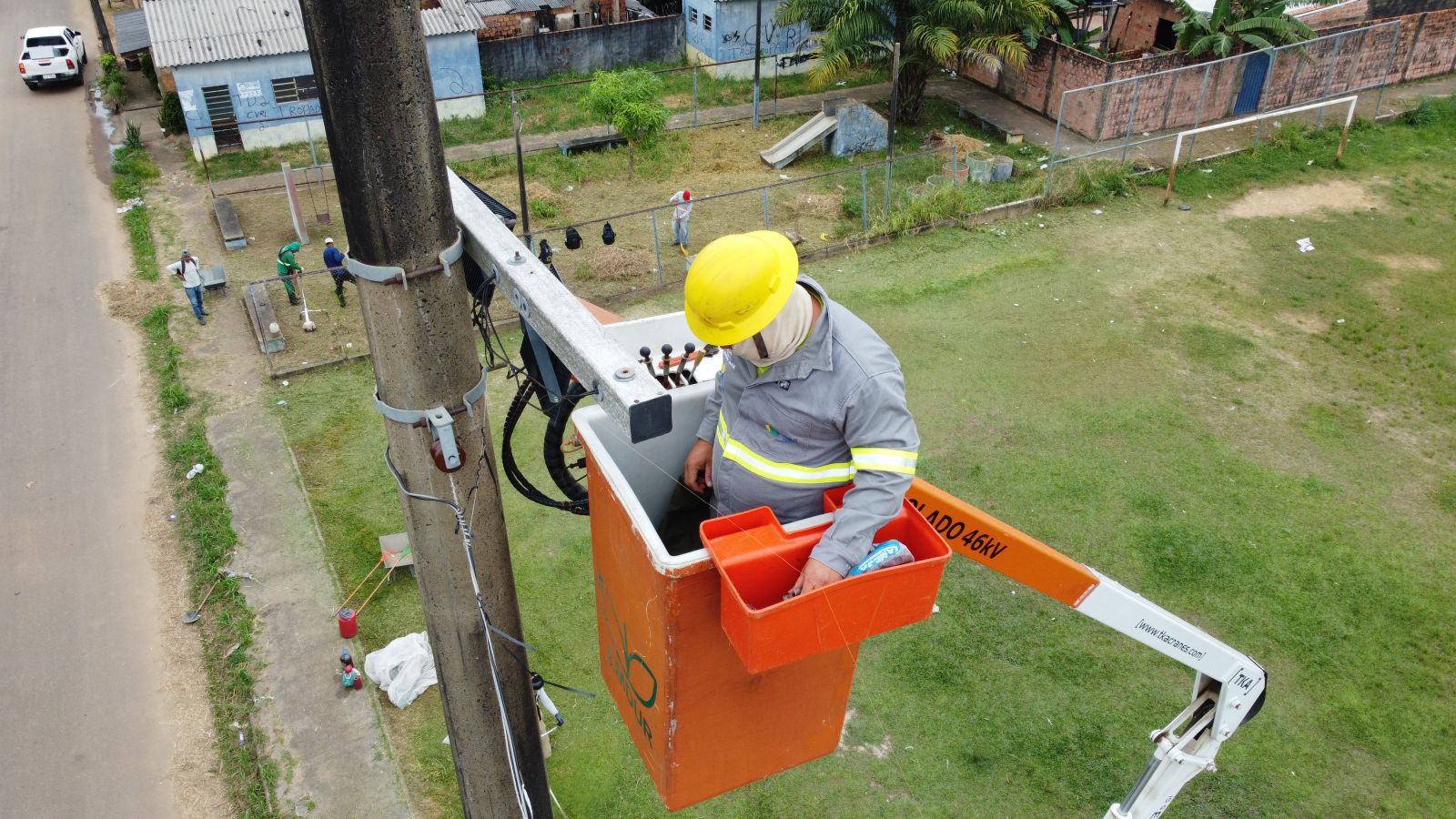 Foram substituido os refletores de 500W por equipamentos de 1000W, garantindo mais visibilidade e segurança para a comunidade
