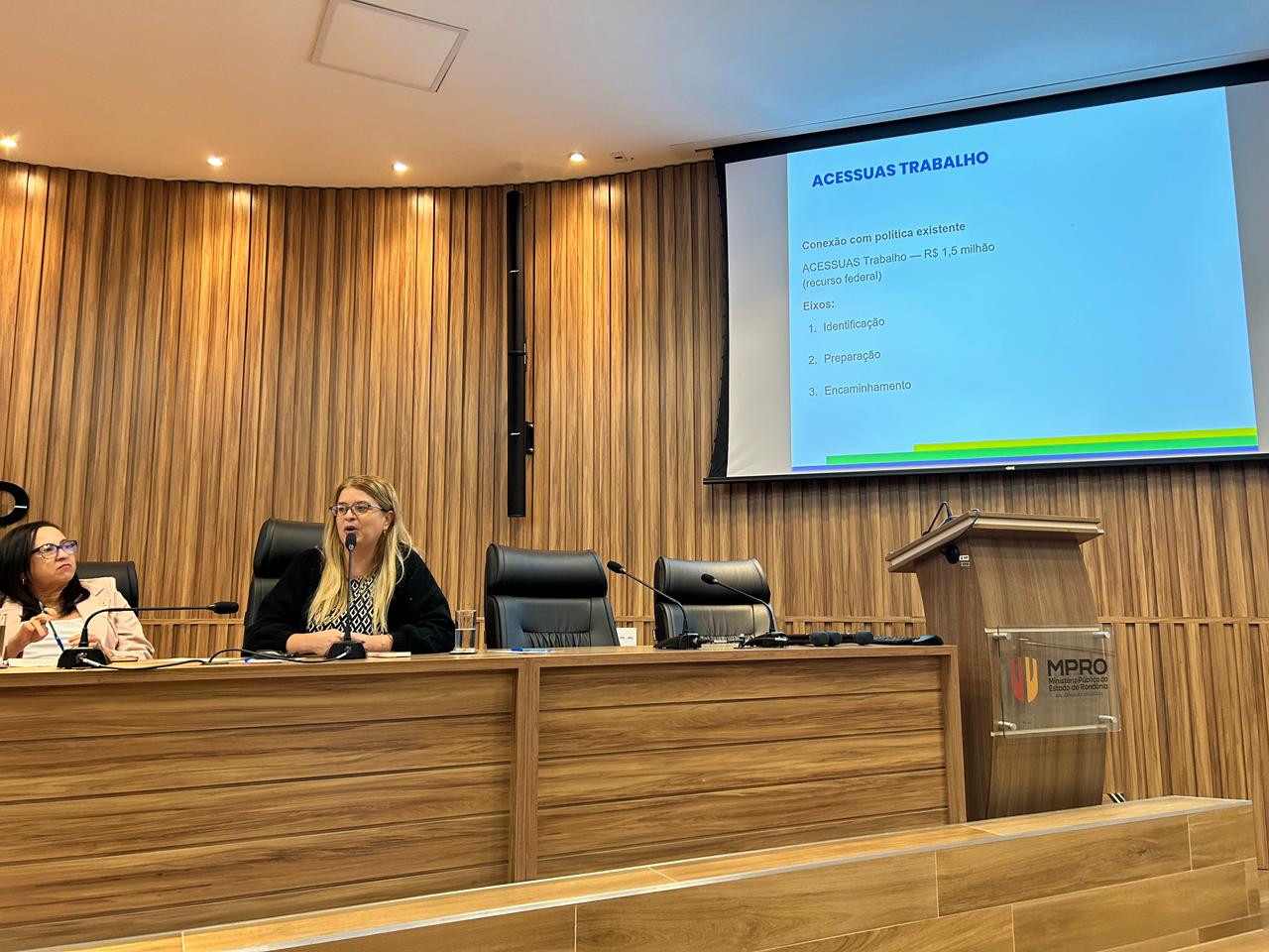 A iniciativa teve como objetivo ampliar o debate sobre a relação entre a dependência econômica e a permanência de mulheres em situações de violência